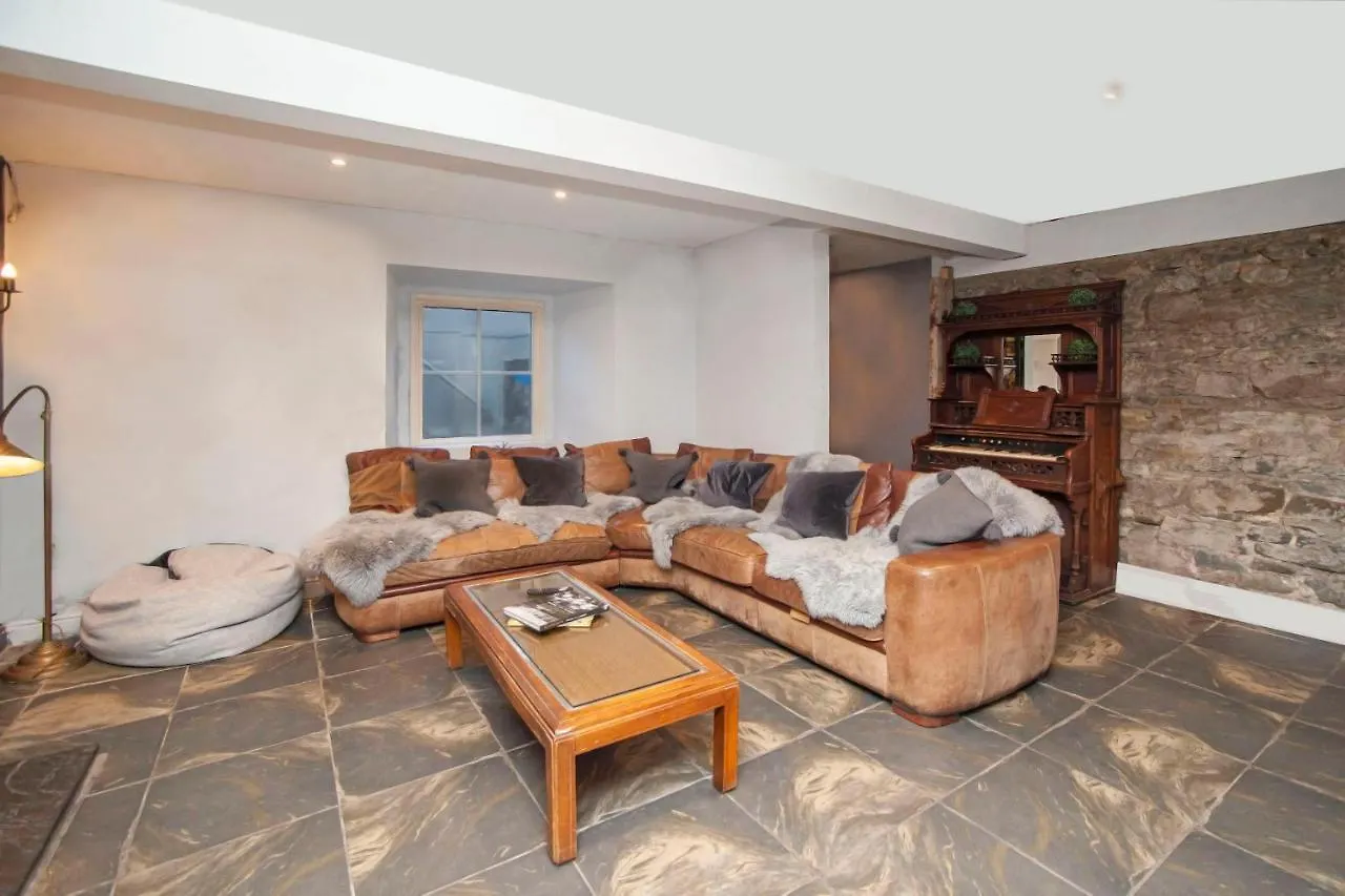 Higgihaus #5 Sleeps 14-16 Hens Stags Big Groups Villa Cardiff Holiday home