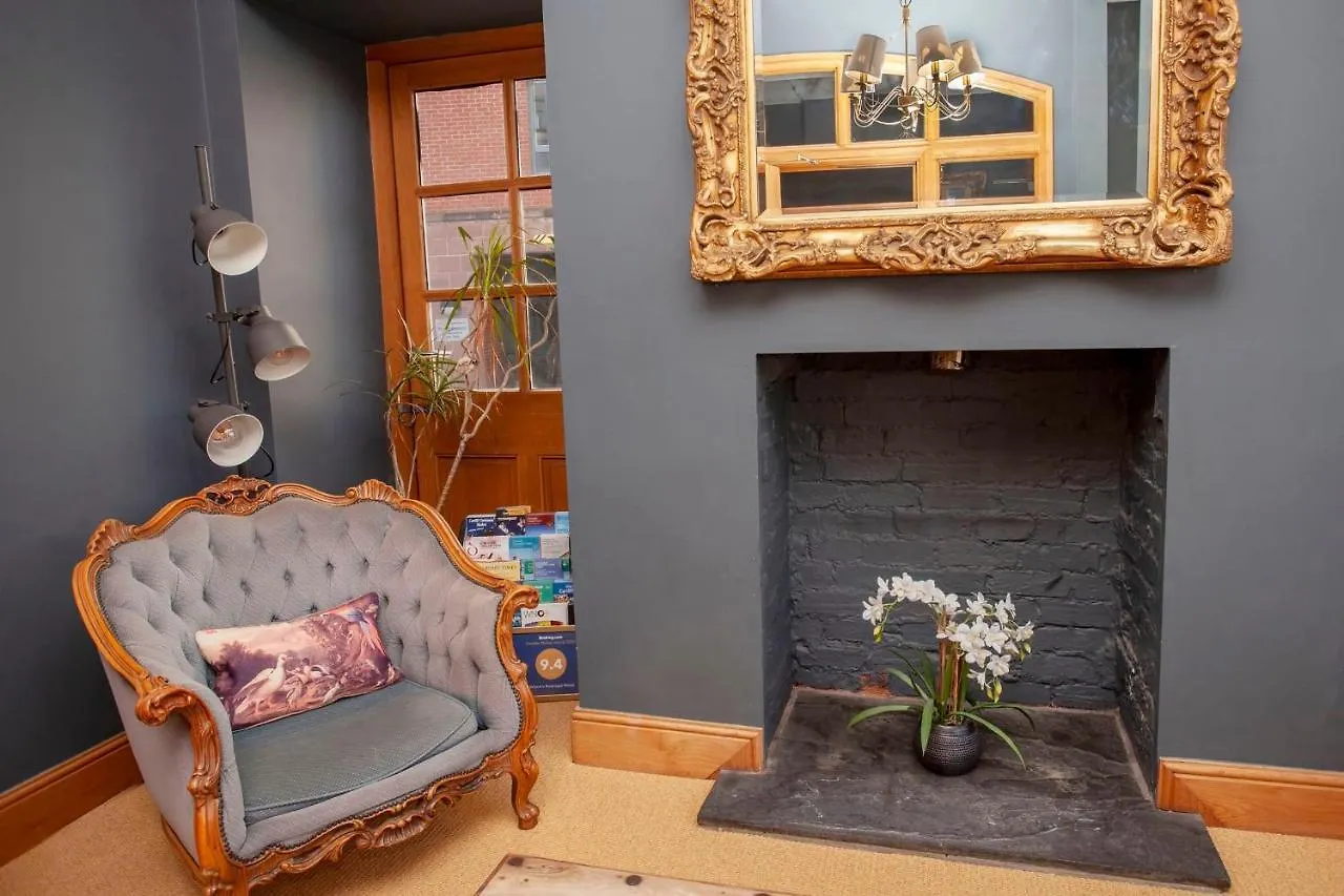 Higgihaus #5 Sleeps 14-16 Hens Stags Big Groups Villa Cardiff Holiday home