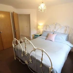 3 Bedroom Flat 10 Mins Walk To Bay And Center Free Parking Cardiff